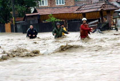 Romania este pe jumatate sub ape: oameni evacuati, case si drumuri distruse. Cati bani vor primi de la guvern cei afectati Romania este pe jumatate sub ape: oameni evacuati, case si drumuri distruse. Cati bani vor primi de la guvern cei afectati