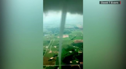 Pilotul unui avion a filmat indeaproape o tornada si s-a rotit in jurul ei. Ce a simtit