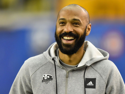 Thierry Henry a executat un sut impecabil contra jucatorilor din nationala Belgiei Thierry Henry a executat un sut impecabil contra jucatorilor din nationala Belgiei