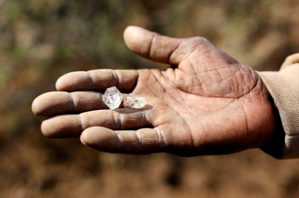Pietrele misterioase care au declansat goana dupa diamante din Africa de Sud s-au dovedit a fi cristale de cuart - FOTO Pietrele misterioase care au declansat goana dupa diamante din Africa de Sud s-au dovedit a fi cristale de cuart - FOTO