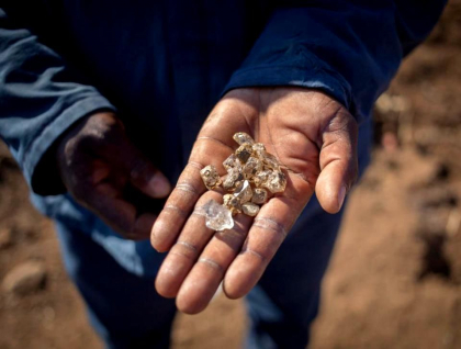 Guvernul din Africa de Sud spune ca pietrele descoperite recent sunt cuart, nu diamante
Guvernul din Africa de Sud spune ca pietrele descoperite recent sunt cuart, nu diamante