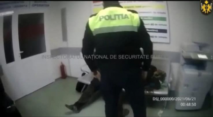 Beat la volan si cu fiul sau de 6 ani in masina. Copilul a ajuns la spital, dupa ce automobilul a derapat de pe sosea. Soferul a sarit la bataie la politisti, atunci cand i s-a spus sa fie testat alcoolscopic - FOTO Beat la volan si cu fiul sau de 6 ani in masina. Copilul a ajuns la spital, dupa ce automobilul a derapat de pe sosea. Soferul a sarit la bataie la politisti, atunci cand i s-a spus sa fie testat alcoolscopic - FOTO