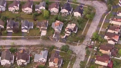 O tornada puternica a maturat orasul Chicago. Dezastrul lasat in urma, filmat cu drona O tornada puternica a maturat orasul Chicago. Dezastrul lasat in urma, filmat cu drona