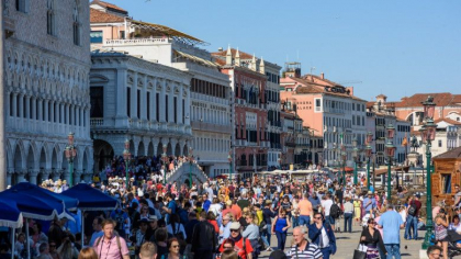 Italia renunta la masca in aer liber din 28 iunie