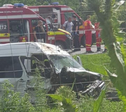 Un microbuz din Republica Moldova, implicat intr-un accident in Romania. O persoana - transportata la spital - FOTO