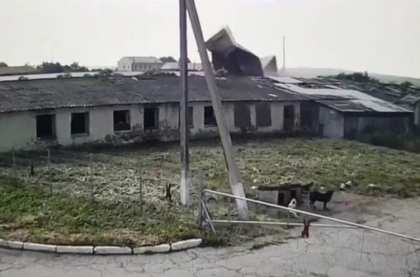 Momentul in care acoperisul unei constructii este luat pe sus de o tornada produsa la Drochia - VIDEO