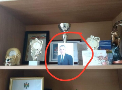 Fotografia lui Plahotniuc - "la loc de cinste" in biroul unui primar din Nisporeni - FOTO