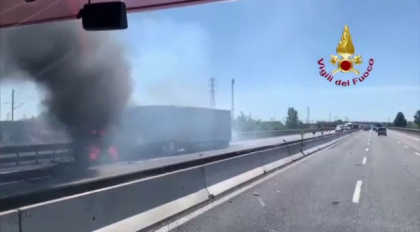 Doi soferi au murit arsi de vii, dupa ce un camion a intrat intr-o cisterna si au luat foc Doi soferi au murit arsi de vii, dupa ce un camion a intrat intr-o cisterna si au luat foc