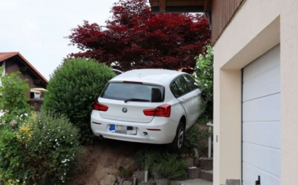 Soferita batuta de o bavareza, dupa ce a confundat acceleratia BMW-ului cu frana si i-a stricat gradina
