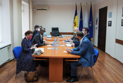 Vizita matinala la CEC a Ambasadorului SUA in tara noastra inainte de sedinta comuna privind numarul sectiilor de vot din strainatate Vizita matinala la CEC a Ambasadorului SUA in tara noastra inainte de sedinta comuna privind numarul sectiilor de vot din strainatate