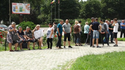 Sedinta de judecata cu protest la Ungheni. Locuitorii satului Macaresti au venit sa-si sustina primarul banuit de corupere: „Un primar jos palaria. L-au intimidat, vrem sa se faca dreptate” - VIDEO Sedinta de judecata cu protest la Ungheni. Locuitorii satului Macaresti au venit sa-si sustina primarul banuit de corupere: „Un primar jos palaria. L-au intimidat, vrem sa se faca dreptate” - VIDEO