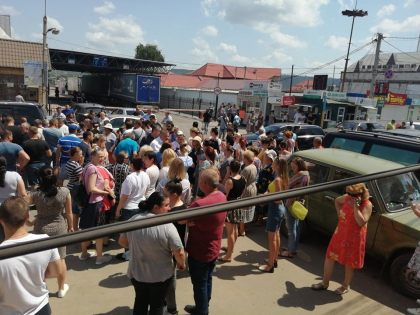 Bataie si tipete la Otaci. Mai multi locuitori au fost filmati cum s-au luat la harta in plina strada cu cateva persoane de etnie roma - VIDEO Bataie si tipete la Otaci. Mai multi locuitori au fost filmati cum s-au luat la harta in plina strada cu cateva persoane de etnie roma - VIDEO