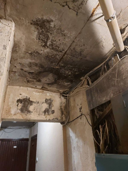 O casa cu noua etaje din Chisinau este total inundata dupa fiecare ploaie. Locatarii au scris o petitie: pereti plini de mucegai si sobolani de marimea unei pisici - FOTO/VIDEO O casa cu noua etaje din Chisinau este total inundata dupa fiecare ploaie. Locatarii au scris o petitie: pereti plini de mucegai si sobolani de marimea unei pisici - FOTO/VIDEO
