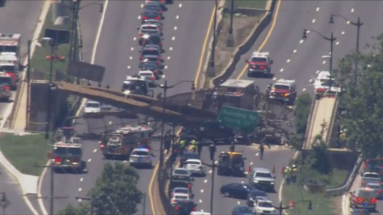 Un pod pietonal s-a prabusit pe o autostrada din N-E Washingtonului. Un camion cu jumatate de tona de combustibil, prins sub daramaturi Un pod pietonal s-a prabusit pe o autostrada din N-E Washingtonului. Un camion cu jumatate de tona de combustibil, prins sub daramaturi