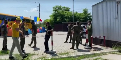 Scandal si bataie la "frontiera" cu regiunea transnistreana. Mai multi membri AUR - blocati de ieri la punctul de trecere a frontierei: nu le este permis sa mearga la baie si nici sa manance - VIDEO Scandal si bataie la "frontiera" cu regiunea transnistreana. Mai multi membri AUR - blocati de ieri la punctul de trecere a frontierei: nu le este permis sa mearga la baie si nici sa manance - VIDEO