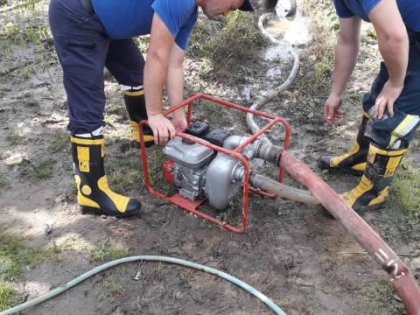 Opt gospodarii - inundate si innamolite in urma ploilor: a fost nevoie de interventia salvatorilor pentru a pompa apa - VIDEO 