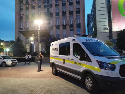 Un locuitor al capitalei a pus pe jar serviciile specializate. Acesta, fiind in stare de ebrietate a anuntat politia ca in incinta sediului Moldtelecom este amplasata o bomba - FOTO Un locuitor al capitalei a pus pe jar serviciile specializate. Acesta, fiind in stare de ebrietate a anuntat politia ca in incinta sediului Moldtelecom este amplasata o bomba - FOTO