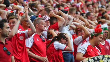 EURO 2020. Trei suporteri danezi s-au infectat cu varianta Delta la un meci, 4.000 de spectatori invitati sa se testeze PCR EURO 2020. Trei suporteri danezi s-au infectat cu varianta Delta la un meci, 4.000 de spectatori invitati sa se testeze PCR