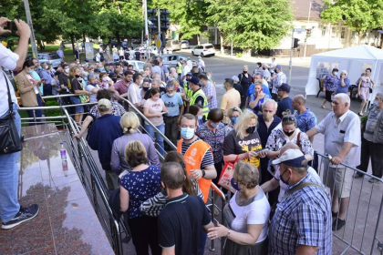 GALERIE FOTO de la maratonul de vaccinare din fata Palatului Republicii
