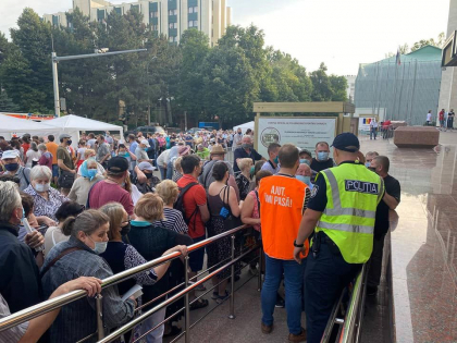 
A inceput maratonul de vaccinare. Vezi atmosfera de la Palatul Republicii - VIDEO/FOTO
