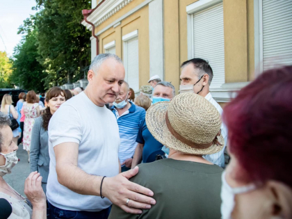 Fara respectarea masurilor de protectie si prin multime. Vezi cum a fost aparitia lui Igor Dodon la maratonul de vaccinare de la Palatul Republicii - FOTO Fara respectarea masurilor de protectie si prin multime. Vezi cum a fost aparitia lui Igor Dodon la maratonul de vaccinare de la Palatul Republicii - FOTO