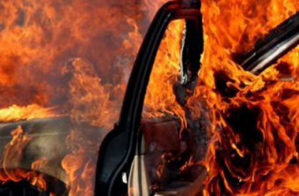 Ghinion pentru un sofer din capitala. Masina lui a luat foc in aceasta amiaza Ghinion pentru un sofer din capitala. Masina lui a luat foc in aceasta amiaza