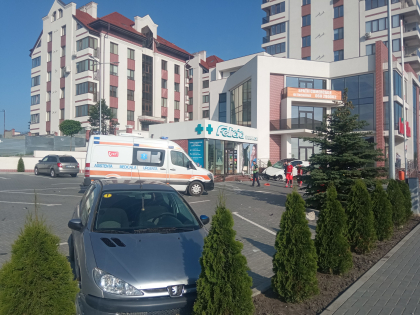 Un BMW a intrat intr-o farmacie, la Durlesti. Politia: soferul avea viteza - GALERIE FOTO