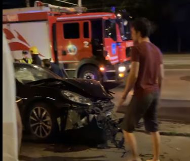 Trei persoane - transportate la spital, dupa ce BMW-ul in care se aflau s-a izbit cu un Porsche Trei persoane - transportate la spital, dupa ce BMW-ul in care se aflau s-a izbit cu un Porsche