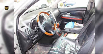 Au spart geamurile la opt masini, parcate in sectorul Ciocana al capitalei, si au furat ce au gasit in ele. Patru minori - retinuti de politie. Ce le-au spus acestia oamenilor legii - VIDEO
