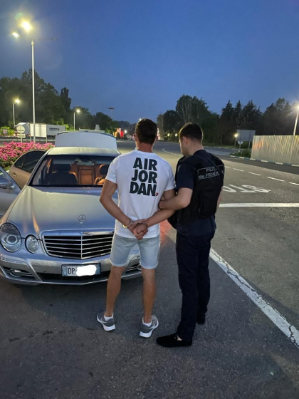 Un moldovean, aflat in cautare pentru mai multe infractuini, retinut la Vama Leuseni: se intorsea din Italia si folosea o identitate falsa in speranta de a nu fi retinut - VIDEO Un moldovean, aflat in cautare pentru mai multe infractuini, retinut la Vama Leuseni: se intorsea din Italia si folosea o identitate falsa in speranta de a nu fi retinut - VIDEO