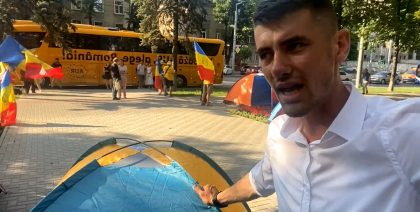 Partidul AUR a instalat mai multe corturi si protesteaza in fata sediului SIS Partidul AUR a instalat mai multe corturi si protesteaza in fata sediului SIS