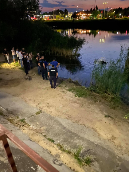 Un barbat, gasit inecat intr-un iaz din capitala. Acesta ar fi fost in stare de ebrietate - FOTO