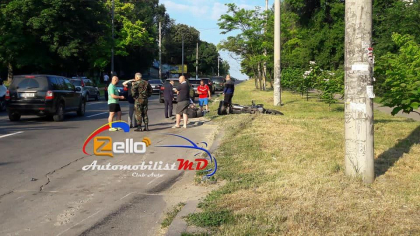 Motociclist bagat in spital, dupa ce a fost lovit de o masina. Imagini de pe soseaua Hancesti - FOTO