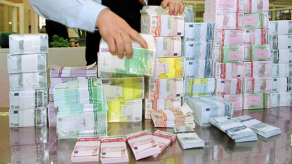 Incident bizar in Bucuresti: Un sofer a aruncat un plic cu 300.000 de euro in alta masina si a fugit Incident bizar in Bucuresti: Un sofer a aruncat un plic cu 300.000 de euro in alta masina si a fugit