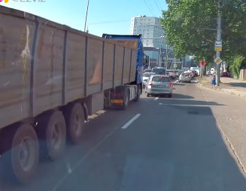 Accident pe o strada din capitala. Un autocamion a intrat intr-o Toyota. Ce au facut soferii - VIDEO Accident pe o strada din capitala. Un autocamion a intrat intr-o Toyota. Ce au facut soferii - VIDEO