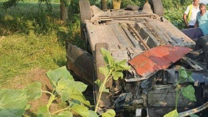 Doua persoane au ajuns la spital dupa ce o masina s-a rasturant, la Falesti. Soferul - beat la volan - FOTO