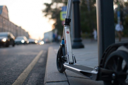 O tanara a fost transportata la spital, dupa ce a fost lovita de o masina in timp ce conducea o trotineta electrica. Politia a initat o ancheta O tanara a fost transportata la spital, dupa ce a fost lovita de o masina in timp ce conducea o trotineta electrica. Politia a initat o ancheta