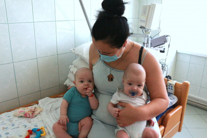 Doi bebelusi, care au primit putine sanse la viata de cand s-au nascut, salvati de medicii de la Chisinau. Vezi povestea celor doi micuti - FOTO