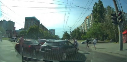 Caz socant in capitala. Un sofer a dat cu masina peste un barbat pe o trecere de pietoni si a mers mai departe. Momentul - filmat - VIDEO Caz socant in capitala. Un sofer a dat cu masina peste un barbat pe o trecere de pietoni si a mers mai departe. Momentul - filmat - VIDEO