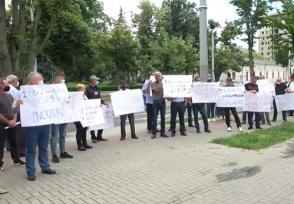 Protest cu iz electoral la Presedintie. Aproximativ 20 de persoane care pretind ca sunt producatori agricoli au mers in fata institutiei si au scandat lozinci impotriva Maiei Sandu - VIDEO Protest cu iz electoral la Presedintie. Aproximativ 20 de persoane care pretind ca sunt producatori agricoli au mers in fata institutiei si au scandat lozinci impotriva Maiei Sandu - VIDEO