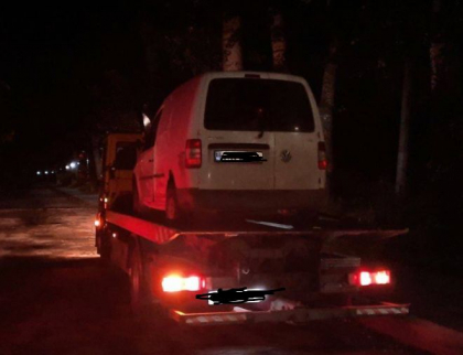 Un barbat a intrat cu masina intr-un stalp de electricitate, pe o strada din Vadul lui Voda. Oamenii legii: "Soferul ar fi condus automobilul in stare de ebrietate"