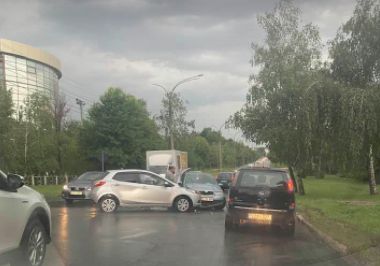 Accident pe o strada din capitala. Doua automobile au fost avariate. Ce spune politia - FOTO