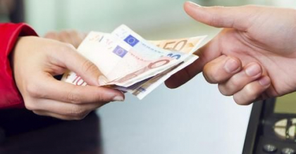 O avocata - prinsa in flagrant de CNA cum a returat unui barbat 1050 de euro, bani pe care i-a primit anterior pentru ca sa-l scape de raspundere penala