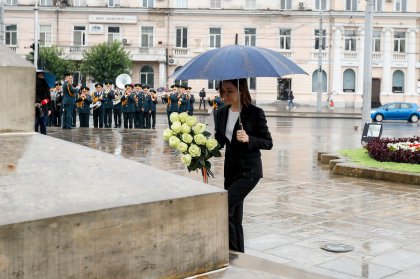 Maia Sandu a depus flori la monumentul lui Stefan cel Mare: comemoram 517 ani de la moartea Domnitorului - FOTO Maia Sandu a depus flori la monumentul lui Stefan cel Mare: comemoram 517 ani de la moartea Domnitorului - FOTO