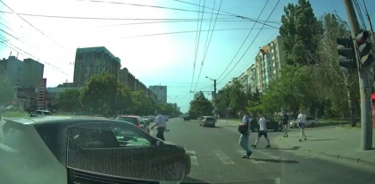 Soferul, care a dat cu masina peste un barbat pe o trecere de pietoni, prins si amendat de politie. Acesta nu avea permis de conducere 