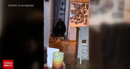 Un urs si-a facut de cap in bucataria unei familii: A mancat cereale si a baut lapte cu cacao - VIDEO Un urs si-a facut de cap in bucataria unei familii: A mancat cereale si a baut lapte cu cacao - VIDEO