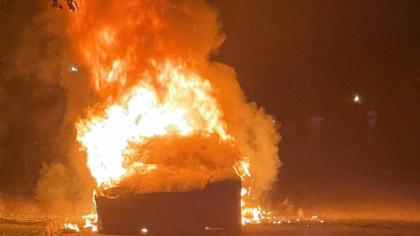 O Tesla de 129.000 de dolari, cumparata de 3 zile, a luat foc in timpul mersului, cu proprietarul la volan O Tesla de 129.000 de dolari, cumparata de 3 zile, a luat foc in timpul mersului, cu proprietarul la volan