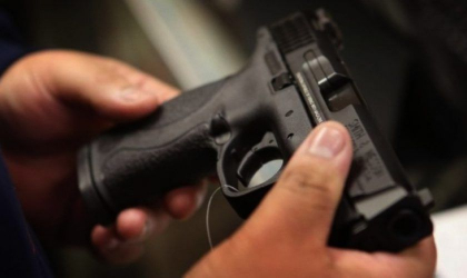 Impuscaturi in fata sediului PSRM din sectorul Ciocana. Un individ a furat pistolul unui angajat Fulger si a tras focuri de arma, distrandu-se. Ce risca barbatul 