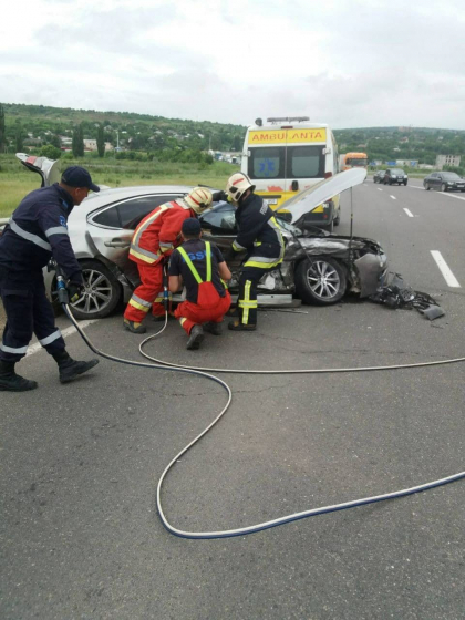 Accident la Orhei. Soferul unei masini a iesit cu viteza pe contrasens si s-a izbit puternic de un alt automobil - FOTO