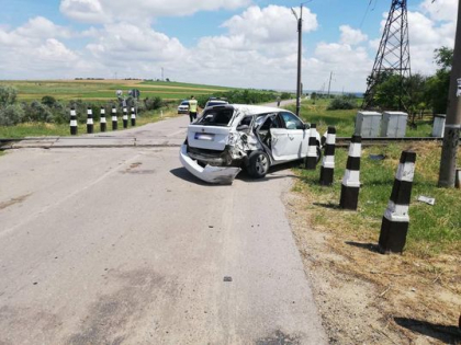 S-au nascut in camasa. Un sofer de 28 de ani si doi pasageri au scapat cu viata, dupa ce automobilul in care se aflau a fost zdrobit de o locomotiva S-au nascut in camasa. Un sofer de 28 de ani si doi pasageri au scapat cu viata, dupa ce automobilul in care se aflau a fost zdrobit de o locomotiva